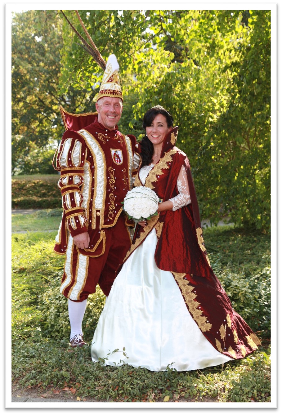 Ein festlich gekleidetes Karnevalspaar